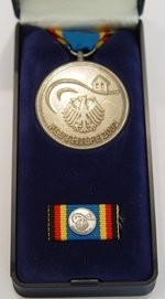 580-4 - Einsatzehrenzeichen BUND zur Elbeflut 2002 (Medaillen-Set)